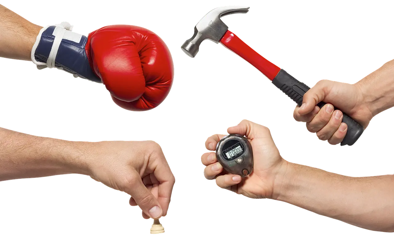 Boksehandske, stopur, hammer og skakbrik